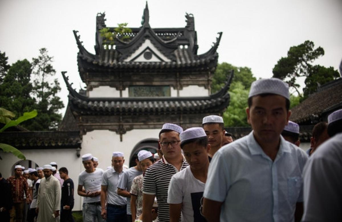 Kekhusyukan muslim minoritas China Salat Id di masjid mirip kuil