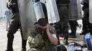 Seorang petugas terluka usai terkena ledakan di depan gedung Parlemen Ukraina di Kiev, Senin (31/8/2015). Seorang petugas tewas dan 90 orang lainnya terluka dalam aksi yang menentang perubahan UU dasar mengenai desentralisasi. (REUTERS/Stringer)