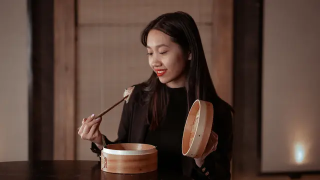 Menghindari penggunaan wadah plastik untuk makanan