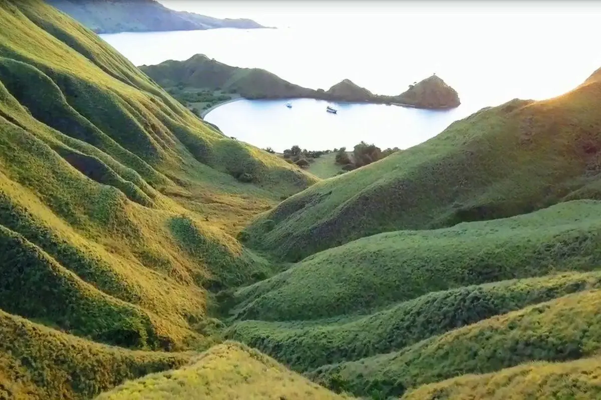 [Bintang] Begini Indahnya Pesona Gili Lawa Sebelum Terbakar