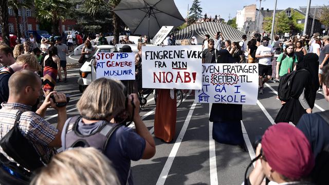 Perempuan Denmark Melawan Larangan Cadar
