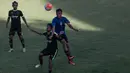 Gelandang Sriwijaya FC, Slamet Budiono (kanan), berebut bola dengan pemain Pespa FC pada laga uji coba di Lapangan Yoga Perkanthi, Bali, Rabu (15/2/2017). Sriwijaya FC kalah 0-1 dari Pespa FC. (Bola.com/Vitalis Yogi Trisna) 