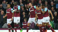 Gol sundulan kepala Andy Carroll striker West Ham membuat West Ham menang atas Chelsea 2-1, Sabtu (24/10/2015).