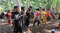 Anak-anak asyik bermain dalam festival dolanan anak 2018 di Purbalingga, Jawa Tengah. (Foto: Liputan6.com/Dinkominfo PBG/Muhamad Ridlo)