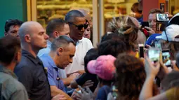 Presiden AS Barack Obama berbincang dengan warga setelah mengantre untuk membeli es serut saat berkunjung ke Island Ice ketika berlibur di Kailua, Hawaii, AS, AS, (24/12). (REUTERS/Kevin Lamarque)