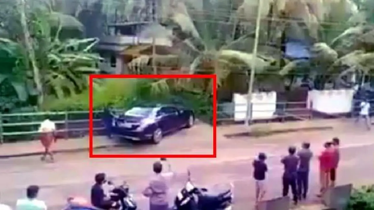 Pengemudi sedan mau parkir