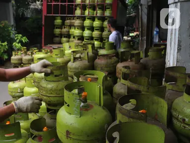 Pekerja menata tabung gas LPG 3 kilogram (kg) di Jakarta, Rabu (16/12/2020). PT Pertamina (Persero) memperkirakan kebutuhan gas elpiji 3 kg naik menjadi 7,50 juta metrik ton pada 2021. (Liputan6.com/Angga Yuniar)