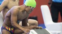 Aksi Aris perenang Indonesia yang berhasil meraih medali perak di nomor 100 meter gaya dada klasifikasi SB7 pada Asian Para Games 2018, Gelora Bung Karno Jakarta, Senin (8/10/2018).  (Bola.com/Peksi Cahyo)