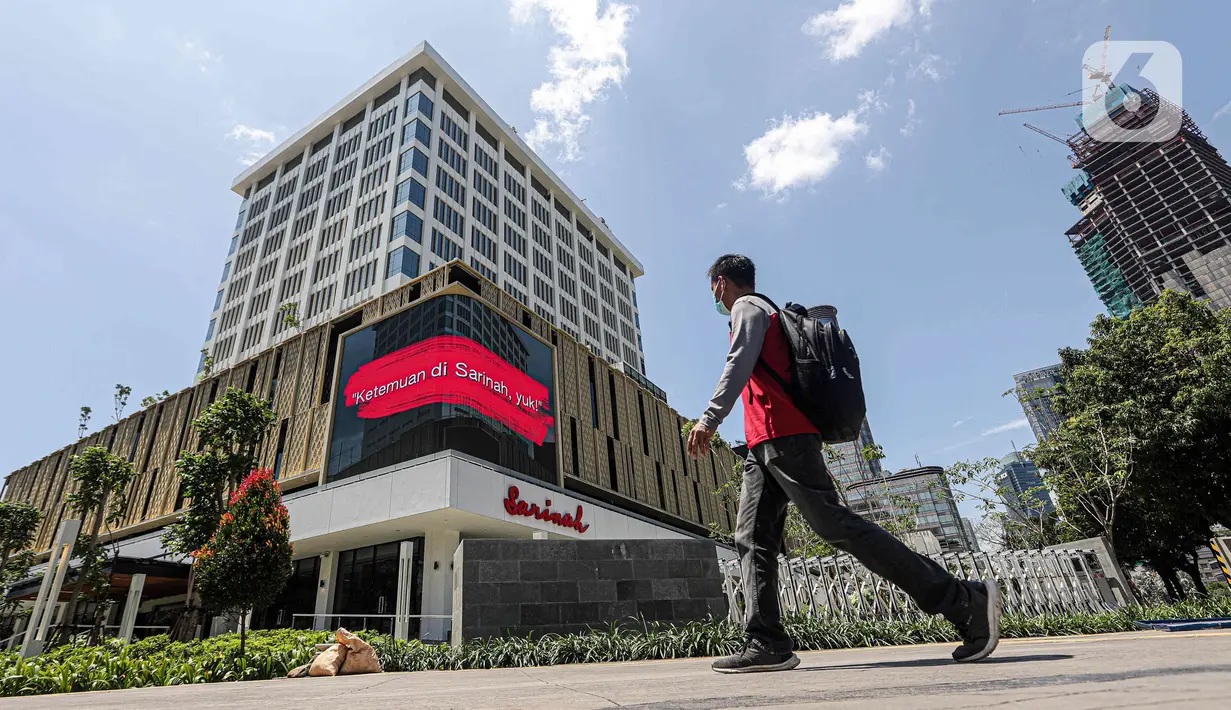 Seorang pria melintas di depan Gedung Sarinah pascarenovasi di Jakarta, Minggu (20/2/2022). Pusat perbelanjaan atau mal tertua di Indonesia itu akan dibuka untuk umum mulai 21 Maret 2022. (Liputan6.com/Herman Zakharia)