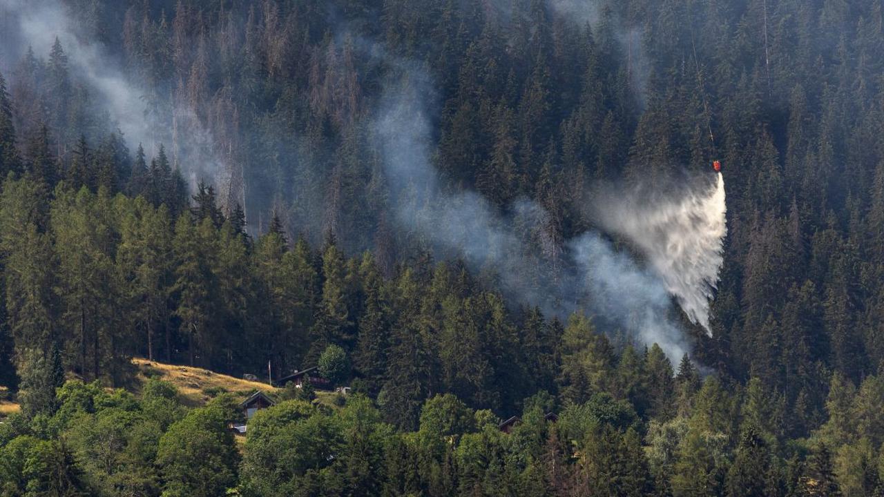 Wilayah hutan pegunungan Swiss telah dilanda kebakaran akibat gelombang panas.

Sebanyak kurang lebih 200 petugas gabungan yang terdiri dari pemadam kebakaran, tentara hingga polisi telah dikerahkan untuk memadamkan api wilayah pegunungan Bitsch dekat B