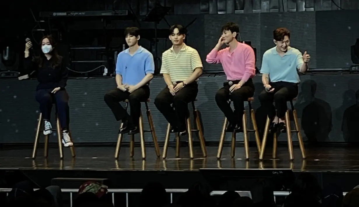 <p>Keempatnya pun memadukan atasan pastel tersebut dengan celana hitam bahan serta sepatu hitamnya.</p>