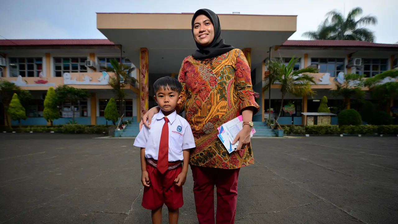 Rekomendasi Tunik Batik Warna Cerah untuk Ambil Raport Anak 2025/via AI
