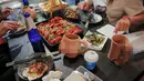 Pelanggan menikmat makanan di Ke'er restoran Ke'er di Beijing, China (26/5). Pemiliknya mengaku restoran yang dibuka belum setahun ini ramai dikunjungi yang mayoritas kaum anak muda. (REUTERS/Kim Kyung-Hoon)