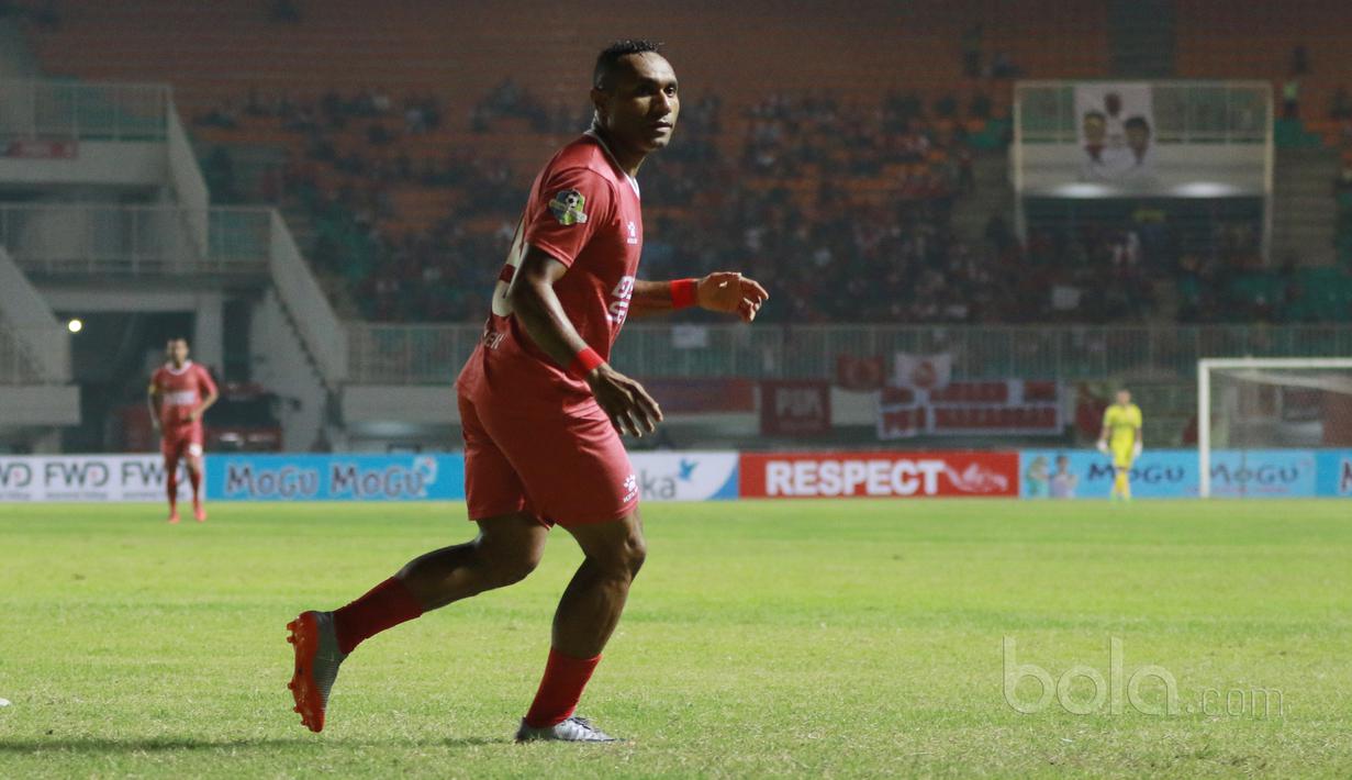 Titus Bonai atau biasa disapa Tibo memiliki kecepatan dan visi bermain yang tajam saat berada di area pertahanan lawan, Tibo bisa menjadi perusak konsetrasi bagi pertahanan Persib Bandung. (Bola.com/Nicklas Hanoatubun)