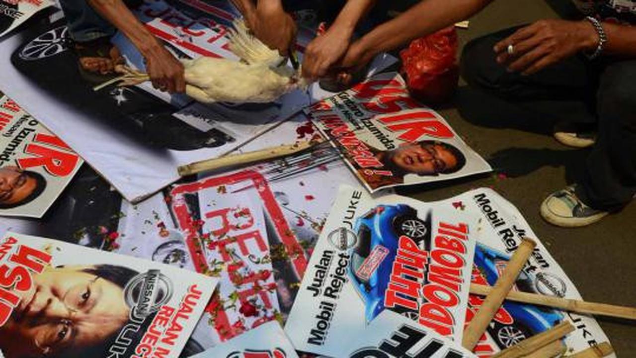 Protes Juke, massa gelar aksi potong ayam putih