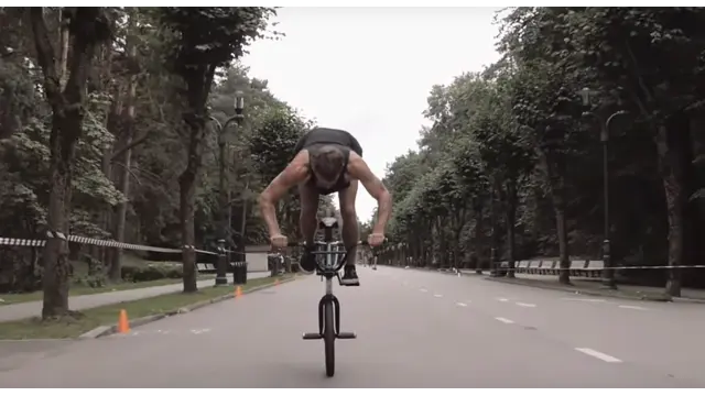 Rekor Dunia Sepeda BMX Bertumpu pada Tangan dan Satu Roda