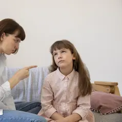 Sahabat Fimela, yuk simak beberapa kesalahan dalam pola asuh anak yang tanpa sadar seringkali dilakukan oleh orangtua dan berdampak jangka panjang bagi anak. [Dok/freepik.com]