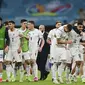 Pemain Italia merayakan kemenangan mereka setelah pertandingan Perempatfinal Euro 2020 melawan Belgia yang berlangsung di Allianz Arena, Jerman pada Jumat (02/06/2021). (AP/Pool/Philipp Guelland)