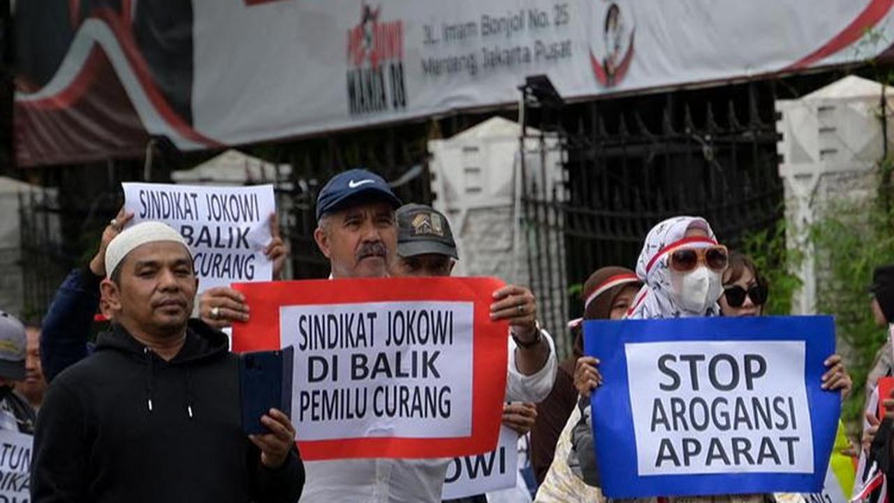 Dalam aksinya, mereka membawa sejumlah poster berisi tuntutan.&nbsp;BAY ISMOYO/AFP