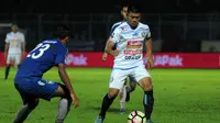 Pemain Arema, Jefri Kurniawan, saat menghadapi PSIS di Piala Presiden 2018. (Bola.com/Iwan Setiawan)