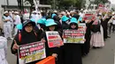 Massa yang tergabung dalam Aliansi Pergerakan Islam (API) melakukan aksi di depan PN Jakarta Utara, Senin (26/2). Dalam aksinya, mereka menolak peninjauan Kembali (PK) yang diajukan oleh Basuki Tjahaja Purnama atau Ahok. (Liputan6.com/Arya Manggala)