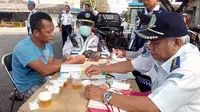 Petugas memeriksa kesehatan pengemudi bus jelang lebaran 2016 silam di Terminal Arjosari Malang, Jawa Timur.