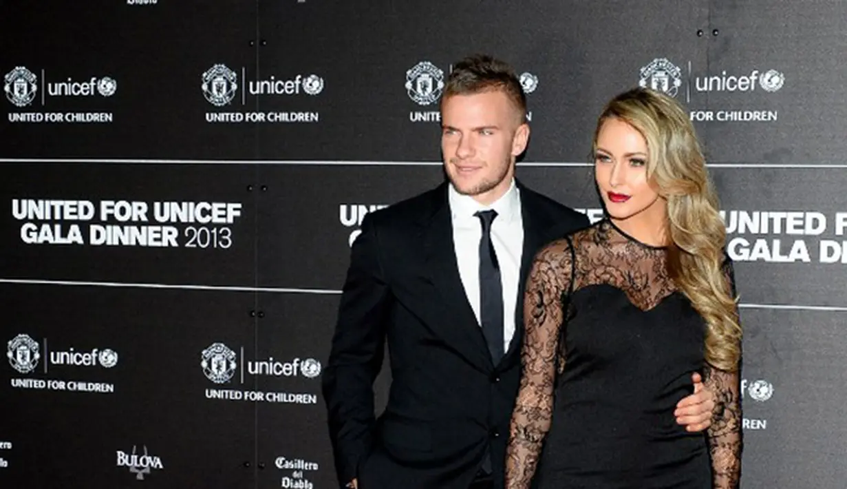 Tom Cleverley (kiri) dan istrinya Georgina Dorsett.  (AFP PHOTO/Paul Ellis)
