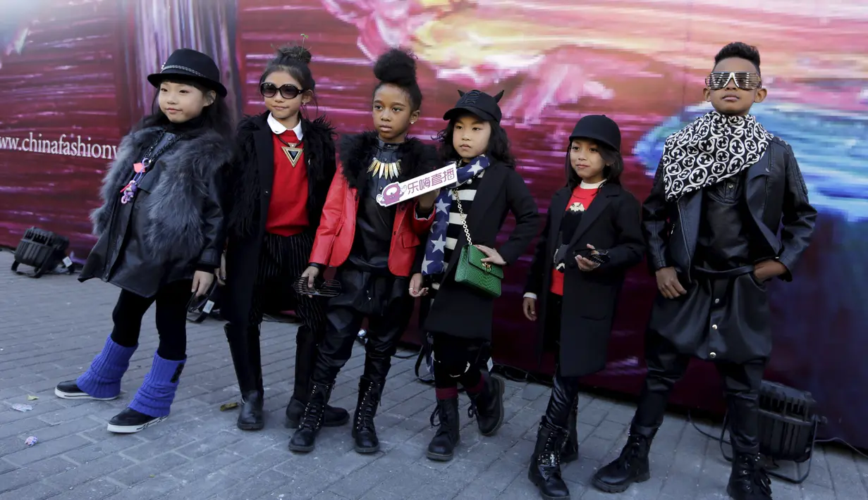 Sejumlah anak berpose sebelum ikuti Fashion Week S/S 2016 di Beijing, Cina, Rabu (28/10/2015) . Acara ini berlangsung dari 25-31 Oktober 2015. (REUTERS/Jason Lee)