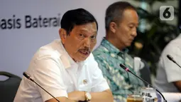 Menteri Koordinator Bidang Kemaritiman dan Investasi Luhut Binsar Pandjaitan (kiri) bersama Menteri Perindustrian Agus Gumiwang Kartasasmita saat menggelar konferensi pers di Jakarta, Senin (6/3/2023). Keterangan pers tersebut terkait pemerintah akan mengucurkan insentif Kendaraan Bermotor Listrik Berbasis Baterai (KBLBB) pada 20 Maret 2023. (Liputan6.com/Johan Tallo)