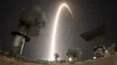 Suasana peluncuran roket ke Stasiun Luar Angkasa Internasional (ISS), Kazakhstan, Rabu (21/3). Ketegangan antara AS dengan Rusia tidak mempengaruhi kerja sama antara tiga kru yang berangkat. (AP Photo/Dmitri Lovetsky)