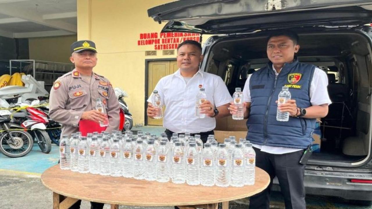 Polres Sampang Gagalkan Penyelundupan Miras Arak Bali, Ratusan Botol Disita