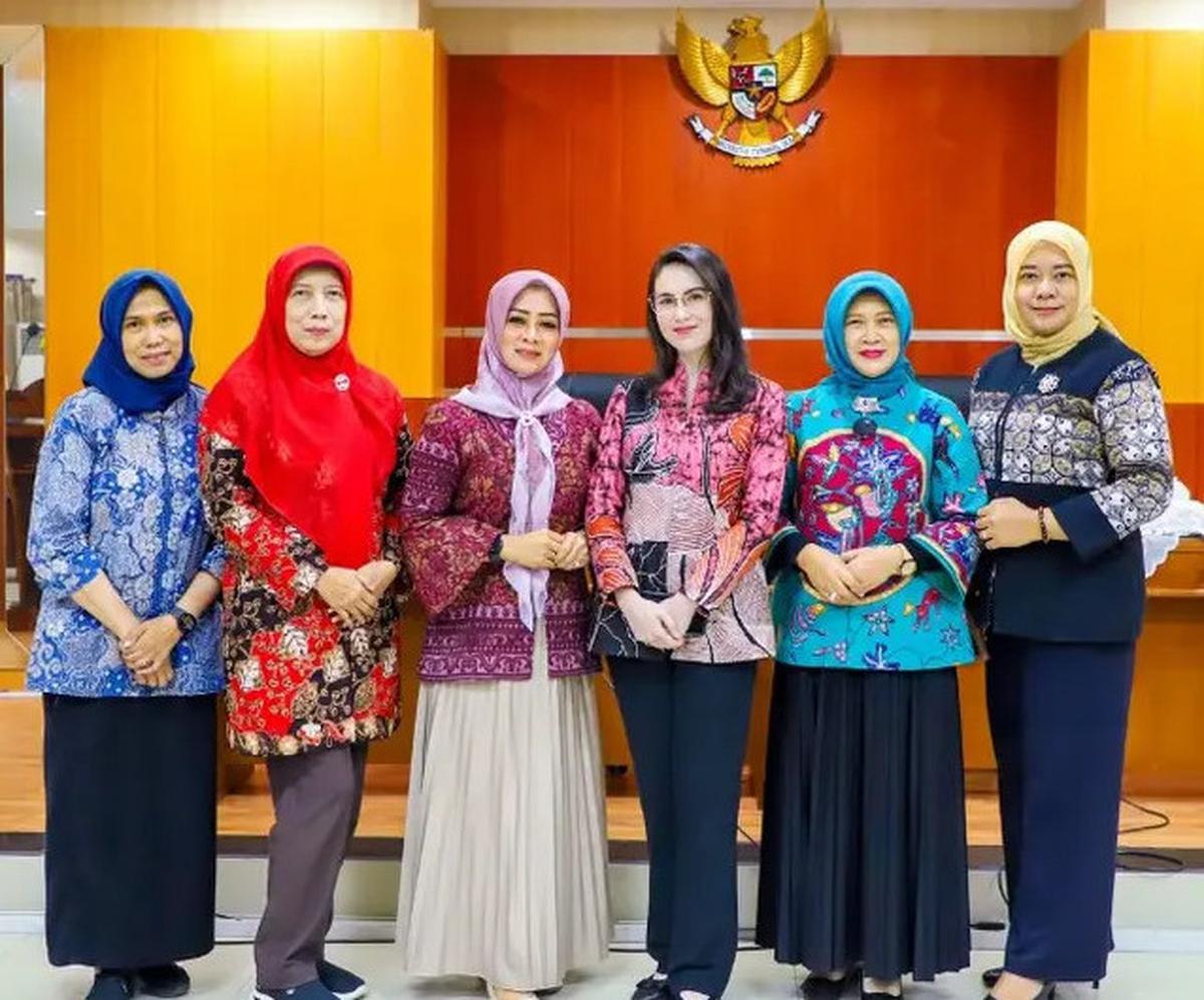 6 Outfit Ibu Pejabat ala Arumi Bachsin yang Penuh Wibawa, dari Batik Kekinian hingga Kebaya Elegan