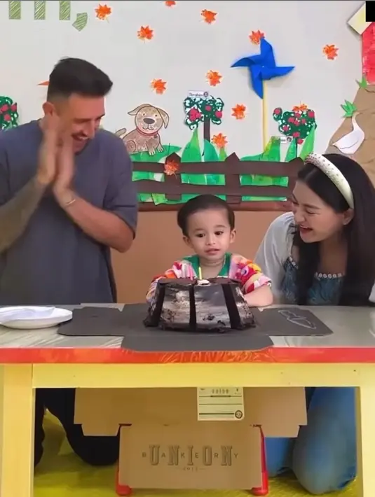 Tidak hanya bahagia merayakan bersama teman-temannya, Adzam juga mendapatkan kejutan dari ayah kandungnya, Sule dan juga kakaknya, Putri Delina. [Instagram/ladislao_9]