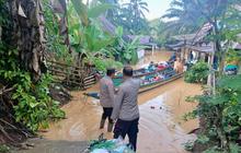 Polda Jambi Sigap Bantu Evakuasi Korban Banjir di Merangin dan Sarolangun