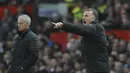 Gaya pelatih Wigan, Warren Joyce memberikan petunjuk kepada pemainnya saat melawan Manchester United pada putaran keempat Piala FA di Old Trafford, Manchester,  (29/1/2017). Manchester United menang 4-0. (AP/Rui Vieira)