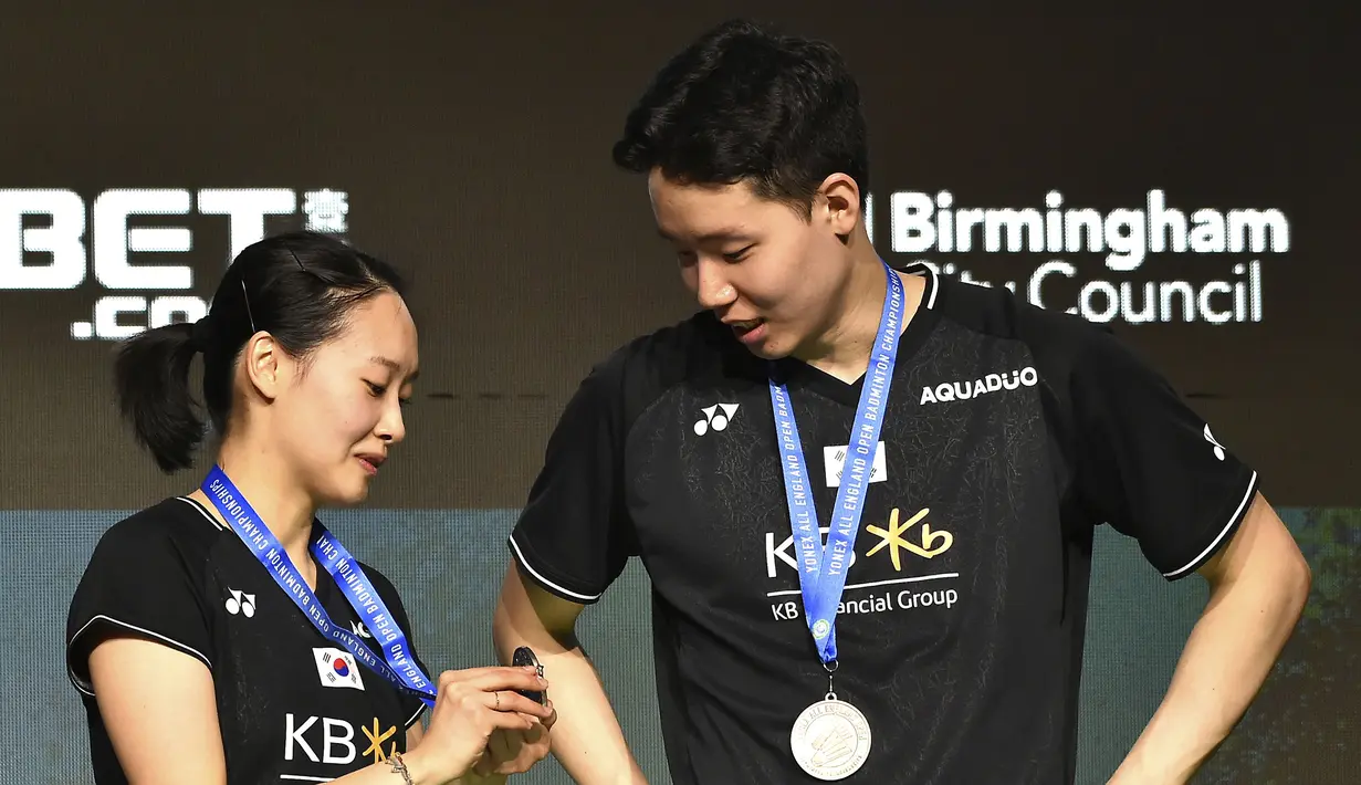 Pebulu tangkis ganda campuran Jepang, Seo Seung Jae/Chae Yu Yung menjadi runner up setelah dikalahkan pasangan China, Zheng Si Wei/Huang Ya Qiong pada laga final All England 2023 di Utilita Arena, Birmingham, Inggris, 19 Maret 2023. Seo/Chae kalah dengan skor 16-21, 21-16, 12-21. Walaupun begitu, mereka sukses naik ke peringkat top 5 dunia. (AP Photo/Rui Vieira)