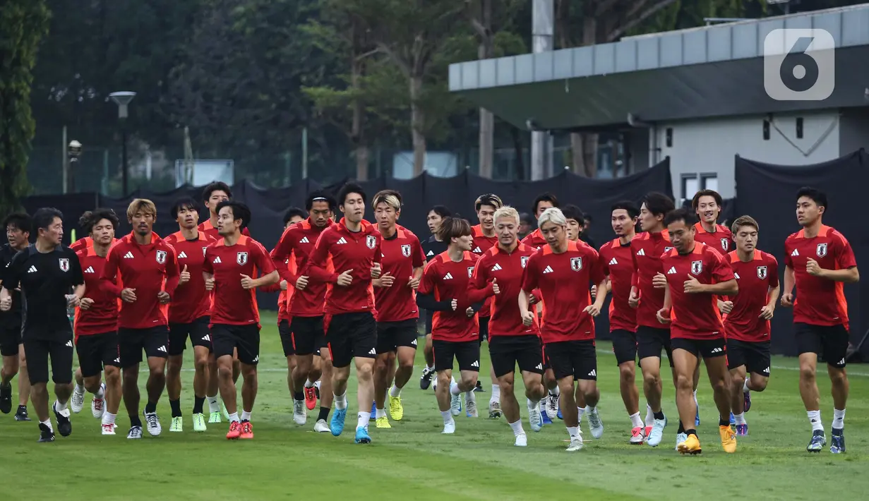 Pemain tim nasional Jepang saat mengikuti sesi latihan di Lapangan A, Kompleks Gelora Bung Karno (GBK), Senayan, Jakarta, Rabu (13/11/2024). (Liputan6.com/Angga Yuniar)
