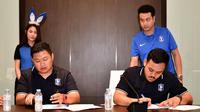Dua atlet PES Indonesia, Adyatma dan Rizal, sedang menandatangani kontrak.  (FOTO / BGPU)