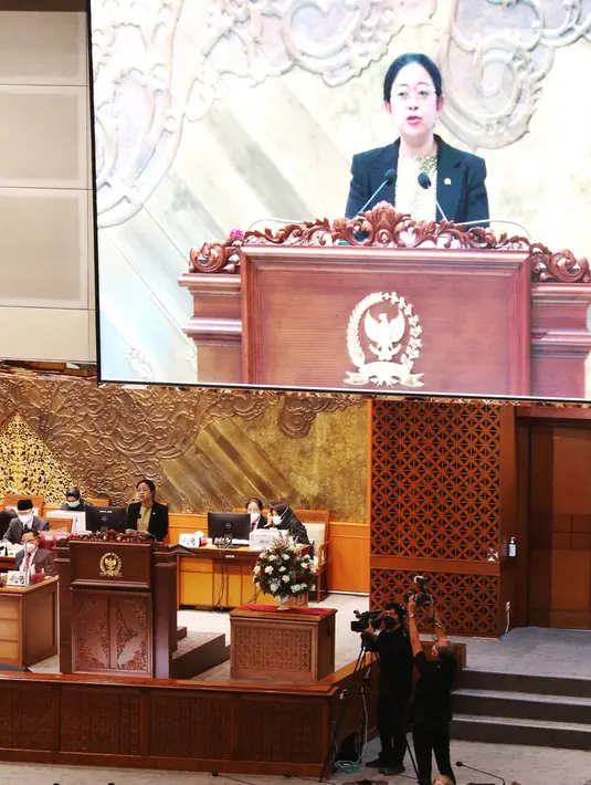 Ketua DPR RI Puan Maharani berpidato dalam Paripurna ke-20, Masa Sidang IV Tahun 2021-2022 di Nusantara II, Kompleks Parlemen, Senayan, Jakarta, Kamis (14/4/2022). Paripurna akan memasuki masa reses Masa Persidangan mulai tanggal 15 April sampai 16 Mei 2022. (Liputan6.com/Angga Yuniar)