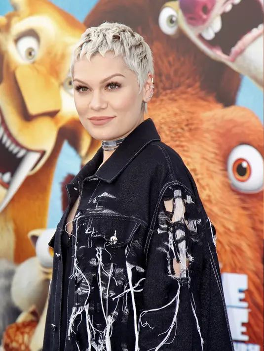 Penyanyi Jessie J berpose saat menghadiri pemutaran perdana film Ice Age: Collision Course di Fox Studios Lot, Los Angeles, AS, (16/7). Jessie J tampil macho dengan dengan jaket jeans dan rambutnya pendeknya. REUTERS / Danny Moloshok)