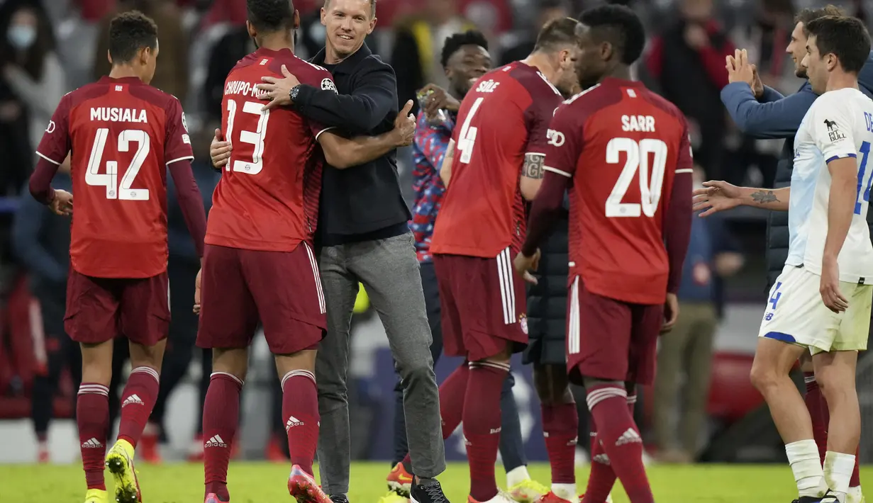 Pelatih Bayern Munchen, Julian Nagelsmann (tengah) memberi selamat kepada para pemainnya setelah pertandingan melawan Dynamo Kiev dalam lanjutan grup E Liga Champions di Allianz Arena, Munich, Jerman, Kamis (30/9/2021). Bayern menang atas Dynamo Kiev 5-0. (AP Photo/Matthias Schrader)