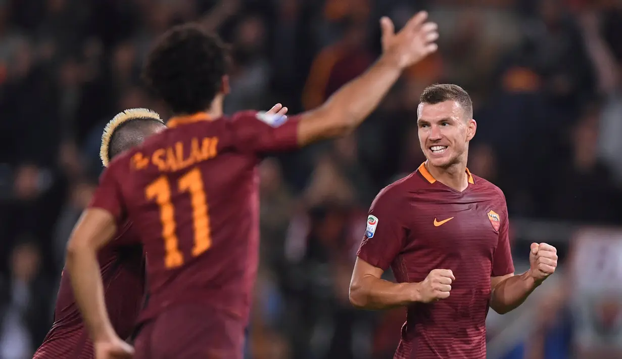 Pemain AS Roma, Edin Dzeko memimpin klasemen top skor Serie A setelah mencetak delapan gol dari sembilan kali penampilan. (REUTERS/Alberto Lingria)
