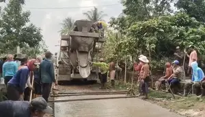 Warga Turun Tangan Perbaiki Jalan Rusak, Bupati Lampung Timur Sebut Gotong Royong