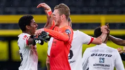 Pemain Mainz, Ridle Baku dan Florian Mueller, merayakan kemenangan atas Borussia Dortmund pada laga lanjutan Bundesliga di Signal Iduna Park, Dortmund, Kamis (18/6/2020) dini hari WIB. Borussia Dortmund menyerah 0-2 atas Mainz. (AFP/Guido Kirchner/pool)