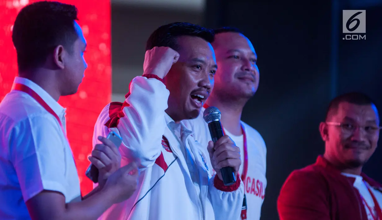 Menpora Imam Nahrawi saat membacakan puisi saat acara Pekan Pancasila di Mall Citos, Jakarta (3/6). Acara ini mengajak warga untuk mengamalkan Pancasila serta mengakui dirinya dengan "Saya Indonesia Saya Pancasila.” (Liputan6.com/Gempur M Surya)