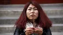 Zheng Liping istri salah satu penumpang pesawat MH370 berdoa untuk suaminya, Ju Kun yang hilang pada tahun 2014 di Kuil Lama di Beijing, Cina,(8/3). Pesawat jet berisi 239 penumpang dan awak ini hilang sejak 8 Maret 2014. (REUTERS/Kim Kyung-hoon)