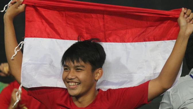 Gelandang Timnas Indonesia, Witan Sulaeman, merayakan gelar juara Piala AFF U-22 2019 setelah mengalahkan Thailand pada laga final di Stadion National Olympic, Phnom Penh, Selasa (26/2). Indonesia menang 2-1 atas Thailand. (Bola.com/Zulfirdaus Harahap)