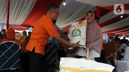 Penyaluran program Bantuan Pangan Cadangan Beras Pemerintah ini dilakukan serentak di 38 provinsi seluruh Indonesia. (merdeka.com/Imam Buhori)