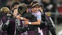 Pemain Jepang, Hinata Miyazawa melakukan selebrasi bersama para tim pelatih setelah Norwegia mencetak gol bunuh diri melalui Ingrid Syrstad Engen pada laga 16 besar Piala Dunia Wanita 2023 di Wellington Regional Stadium, Wellington, Selandia Baru, Sabtu (05/08/2023). (AP Photo/Alessandra Tarantino)