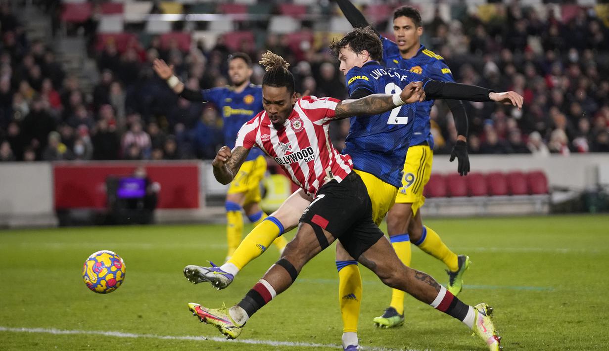 Tak lama berselang giliran Ivan Toney yang memiliki peluang di muka gawang Manchester United. (AP/Matt Dunham)